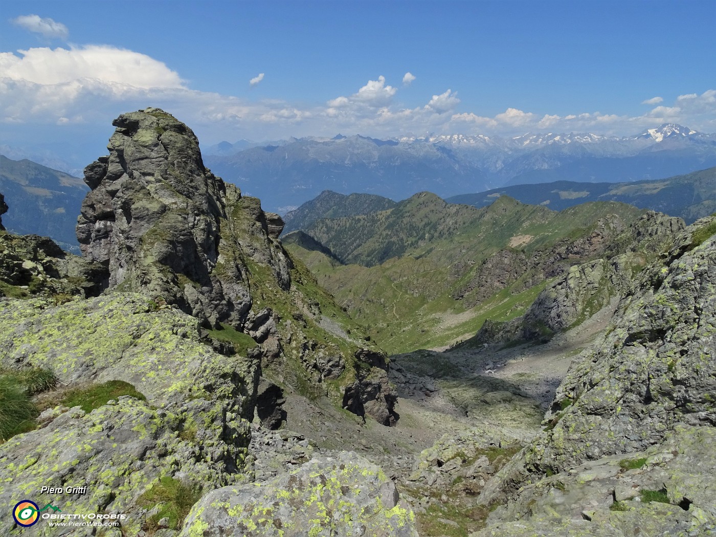 64 La tosta, rocciosa e dirupata cima del Ponteranica occidentale (2370 m).JPG